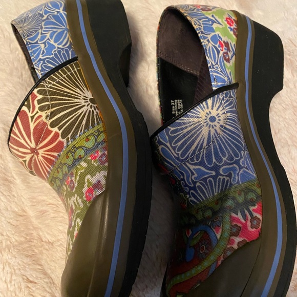 Dansko vegan clogs size 37 gently used - Picture 5 of 8